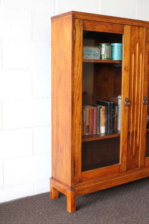 A wonderful Art Deco vintage oak display/ show cabinet with glass doors and carved detailing!