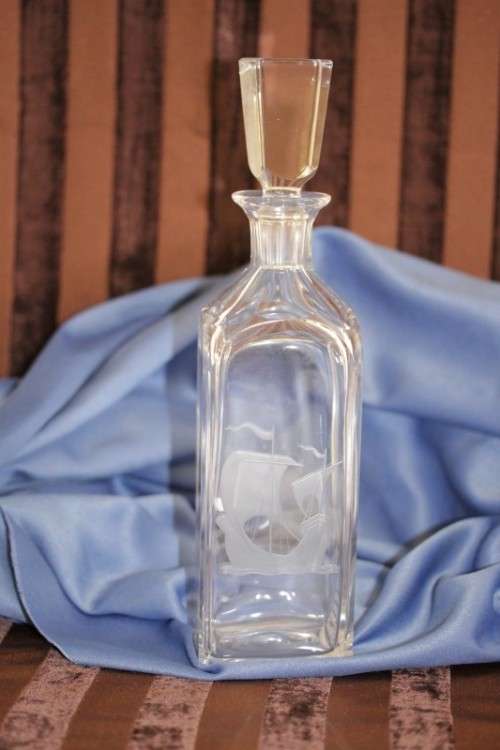 **RS17** An original Swedish Kosta crystal decanter w/ engraved sailing ships in stunning condition