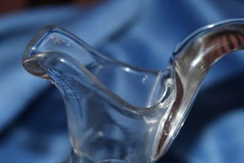 A stunning vintage lead cut-crystal water decanter/ jug/ ewer w/ a "star" pattern in great condition