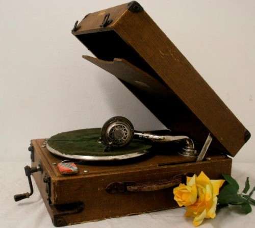 A wonderful, rare antique (1930) British made Singer 220 wind up, table top gramophone record player