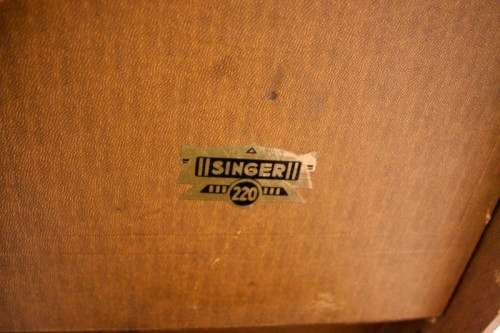 A wonderful, rare antique (1930) British made Singer 220 wind up, table top gramophone record player