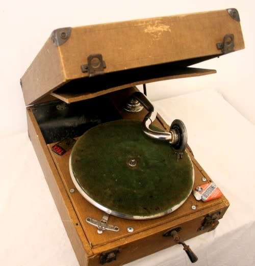 A wonderful, rare antique (1930) British made Singer 220 wind up, table top gramophone record player