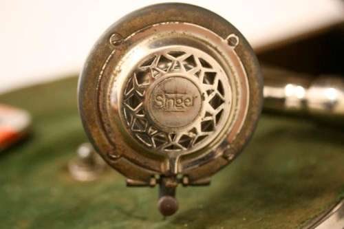 A wonderful, rare antique (1930) British made Singer 220 wind up, table top gramophone record player