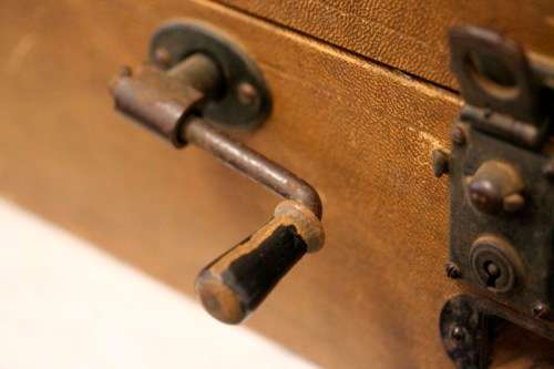 A wonderful, rare antique (1930) British made Singer 220 wind up, table top gramophone record player