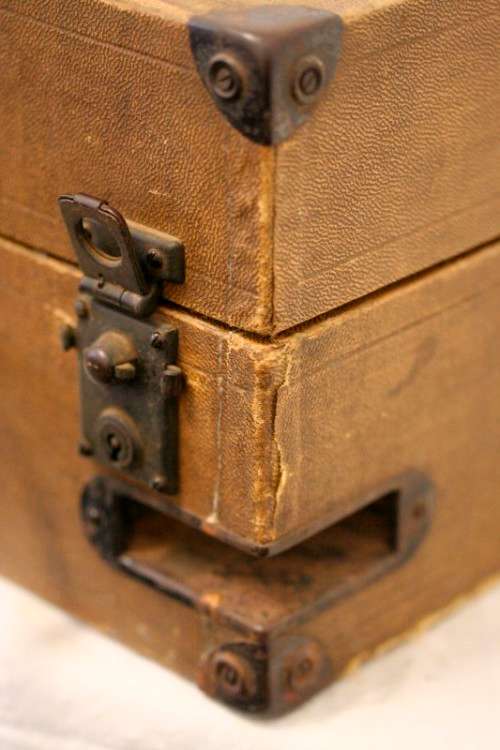 A wonderful, rare antique (1930) British made Singer 220 wind up, table top gramophone record player