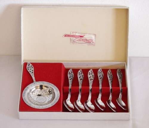 **RS17** A boxed set of Royal Dutch Silverworks "Elwezetta Line" chrome plated spoons & tea strainer