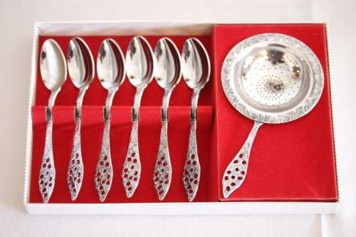 **RS17** A boxed set of Royal Dutch Silverworks "Elwezetta Line" chrome plated spoons & tea strainer