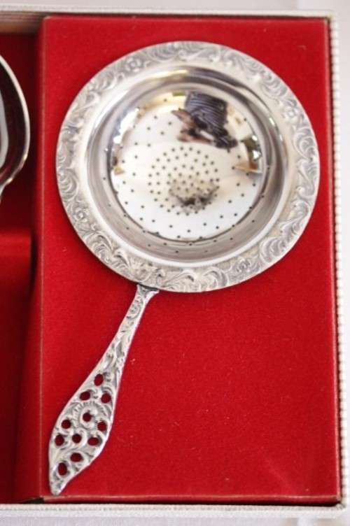 **RS17** A boxed set of Royal Dutch Silverworks "Elwezetta Line" chrome plated spoons & tea strainer