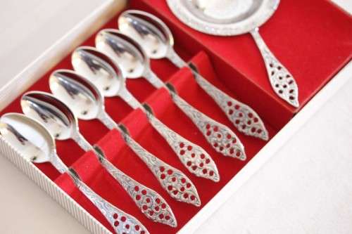 **RS17** A boxed set of Royal Dutch Silverworks "Elwezetta Line" chrome plated spoons & tea strainer