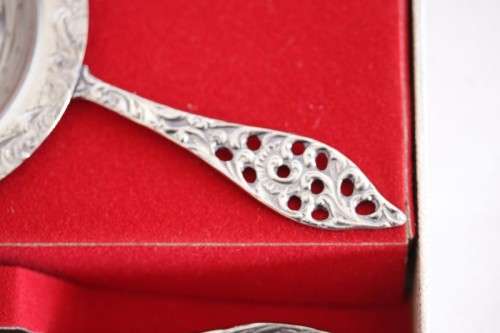 **RS17** A boxed set of Royal Dutch Silverworks "Elwezetta Line" chrome plated spoons & tea strainer