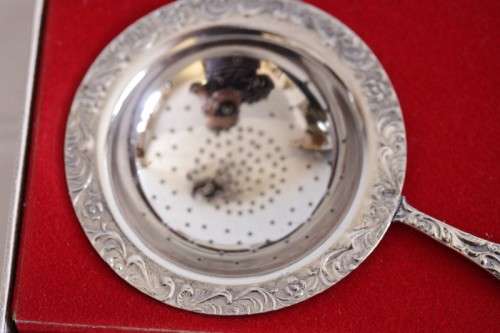 **RS17** A boxed set of Royal Dutch Silverworks "Elwezetta Line" chrome plated spoons & tea strainer