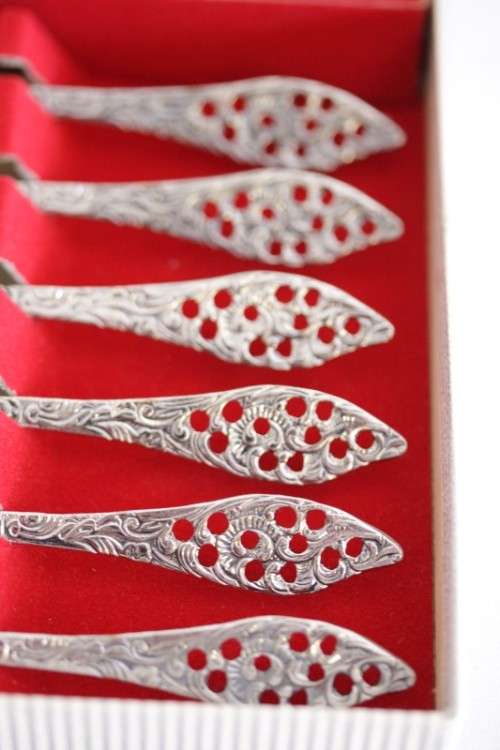 **RS17** A boxed set of Royal Dutch Silverworks "Elwezetta Line" chrome plated spoons & tea strainer