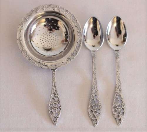 **RS17** A boxed set of Royal Dutch Silverworks "Elwezetta Line" chrome plated spoons & tea strainer