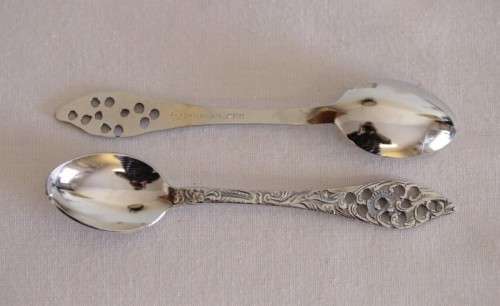 **RS17** A boxed set of Royal Dutch Silverworks "Elwezetta Line" chrome plated spoons & tea strainer