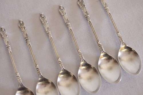 A superb boxed set of six English made EPNS silver plated "Apostle" teaspoons in stunning condition