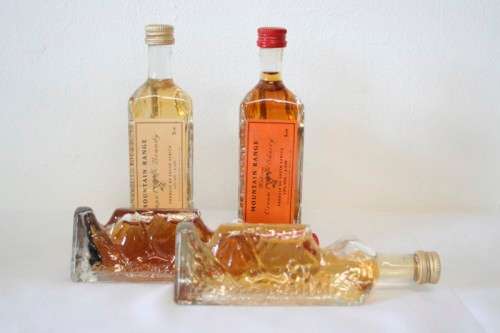 4 miniature Mountain Range sealed bottles of Cape brandy and Cream sherry, for display purposes only