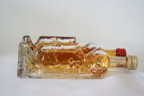 4 miniature Mountain Range sealed bottles of Cape brandy and Cream sherry, for display purposes only