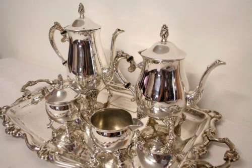 A beautiful Elweco silver plate tea set w exquisite detailing in superb condition on an ornate tray
