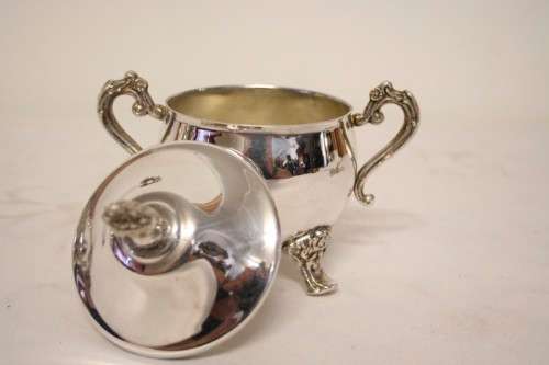 A beautiful Elweco silver plate tea set w exquisite detailing in superb condition on an ornate tray