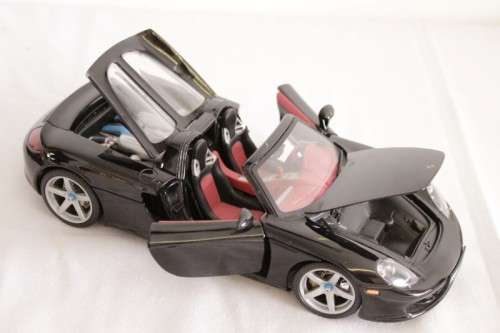 A fantastic black 1/18 scale (2005) Porsche Carrera GT die-cast model car by Motormax
