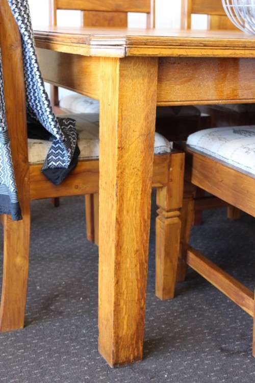 **RS17** A vintage 6-seater Oak dining suite w/ large farmhouse table & 6x Oak dining chairs