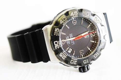 **RS17** A Tag Heuer Formula 1 professional watch w/ dramatic black dial and high quality strap!!