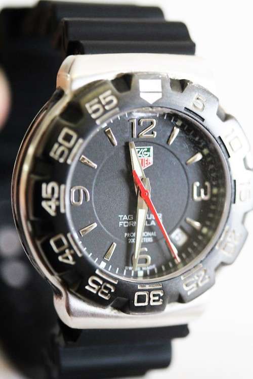 **RS17** A Tag Heuer Formula 1 professional watch w/ dramatic black dial and high quality strap!!
