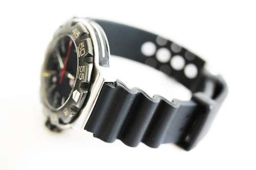 **RS17** A Tag Heuer Formula 1 professional watch w/ dramatic black dial and high quality strap!!
