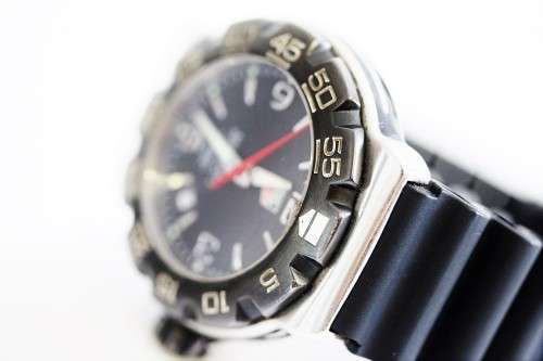 **RS17** A Tag Heuer Formula 1 professional watch w/ dramatic black dial and high quality strap!!