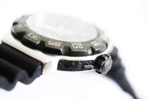 **RS17** A Tag Heuer Formula 1 professional watch w/ dramatic black dial and high quality strap!!