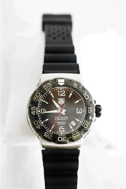 **RS17** A Tag Heuer Formula 1 professional watch w/ dramatic black dial and high quality strap!!
