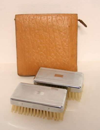 **RS17** A stunning Chromium plated, made in England gentlemans vanity/clothes brush set in a pouch.