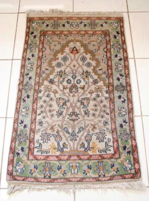 A wonderful vintage traditional Persian prayer carpet/ rug w/ stunning detail