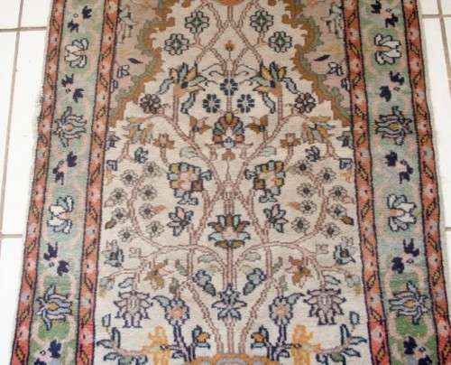 A wonderful vintage traditional Persian prayer carpet/ rug w/ stunning detail