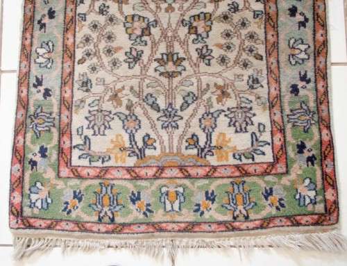 A wonderful vintage traditional Persian prayer carpet/ rug w/ stunning detail