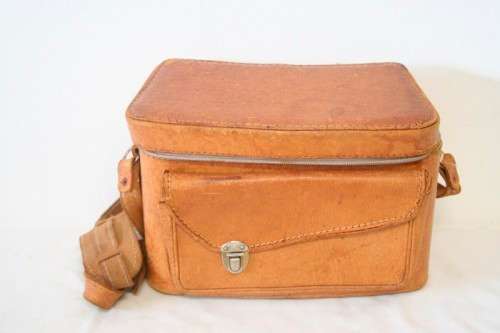 **RS17** A stunning vintage genuine Pig skin tan leather camera case shoulder bag.