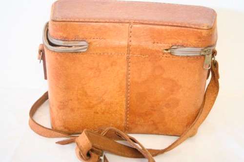 **RS17** A stunning vintage genuine Pig skin tan leather camera case shoulder bag.