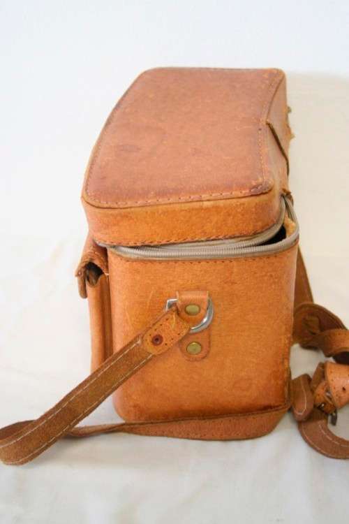 **RS17** A stunning vintage genuine Pig skin tan leather camera case shoulder bag.