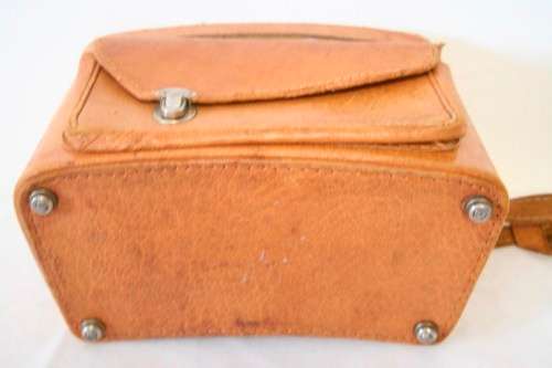**RS17** A stunning vintage genuine Pig skin tan leather camera case shoulder bag.