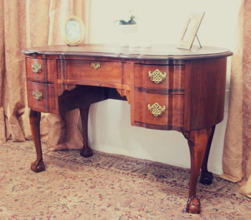 An exquisite vintage solid Imbuia ball & claw dressing table w five drawers & ornate brass handles