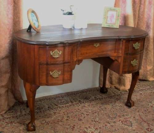 An exquisite vintage solid Imbuia ball & claw dressing table w five drawers & ornate brass handles