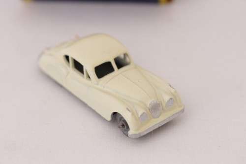 **RS17** Rare original vintage (c1957) Matchbox No. 32 off-white Jahuar XK140 die-cast model car