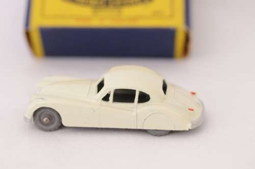 **RS17** Rare original vintage (c1957) Matchbox No. 32 off-white Jahuar XK140 die-cast model car