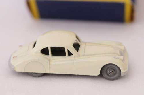 **RS17** Rare original vintage (c1957) Matchbox No. 32 off-white Jahuar XK140 die-cast model car