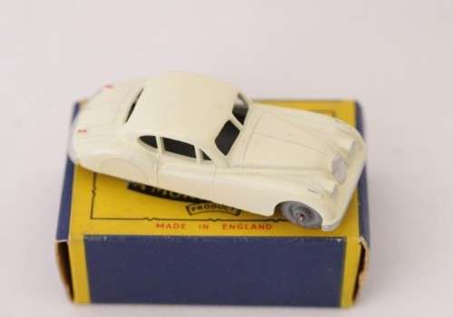 **RS17** Rare original vintage (c1957) Matchbox No. 32 off-white Jahuar XK140 die-cast model car