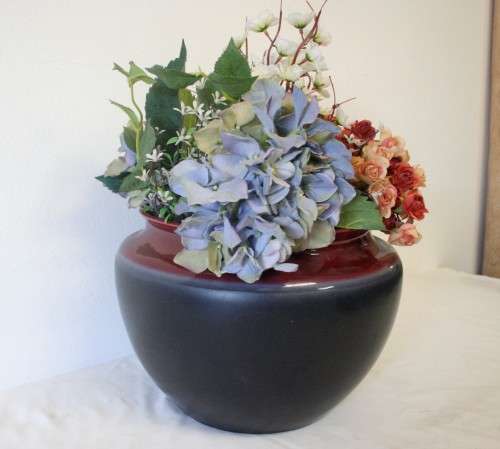 **RS17** A lovely and stylish maroon and blue large ceramic pot plant holder.