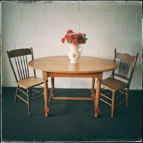An awesome vintage solid oak 6-seater oval dining table/ kitchen table with stunning turned legs