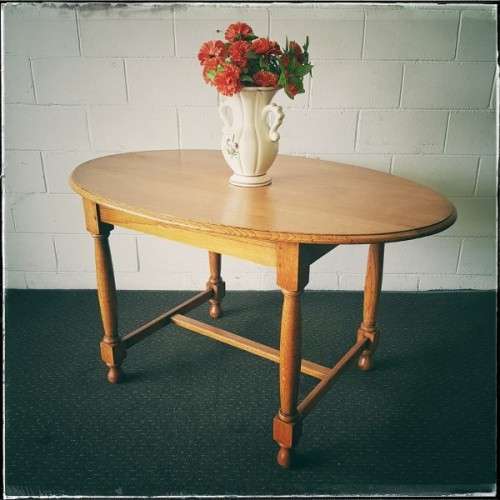 An awesome vintage solid oak 6-seater oval dining table/ kitchen table with stunning turned legs
