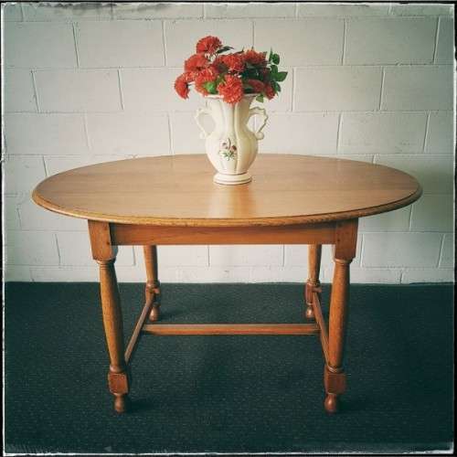 An awesome vintage solid oak 6-seater oval dining table/ kitchen table with stunning turned legs
