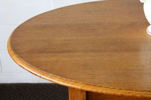 An awesome vintage solid oak 6-seater oval dining table/ kitchen table with stunning turned legs